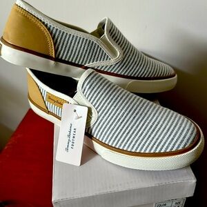 NWT Women’s Tommy Bahama 7.5 slip on gym shoe (white & navy)
